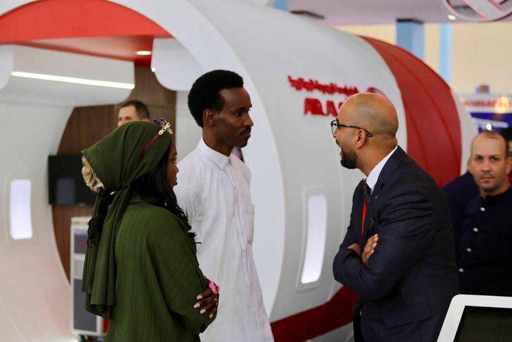 Échange de l’équipe Locavel avec un représentant d’Air Algérie sur son stand