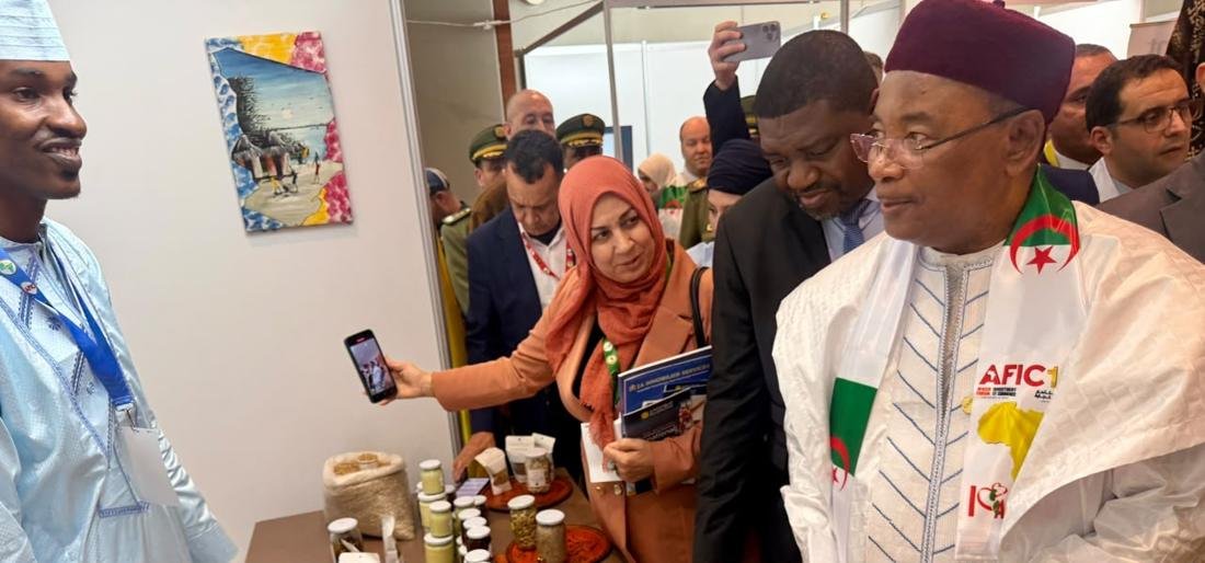 Visite officielle du stand du Tchad au Forum Africain de l’Investissement et du Commerce.