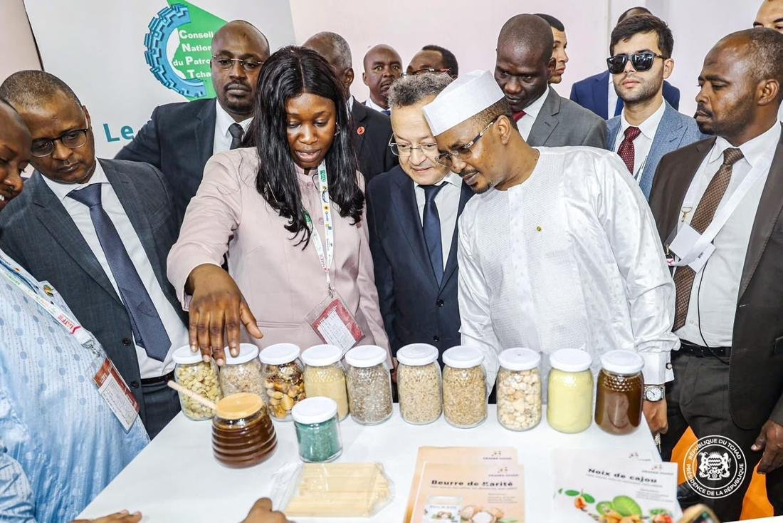 Visite du Président Mahamat Idriss Déby Itno au stand du Patronat tchadien.